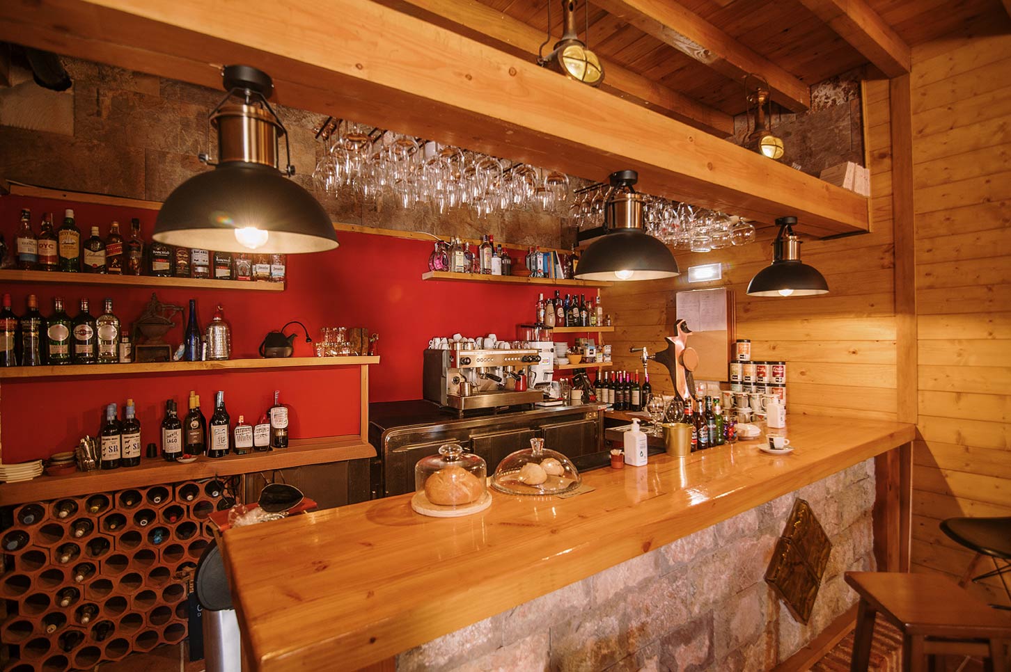 Hausbar aus Massivholz mit gemütlicher Einrichtung und Weinsammlung